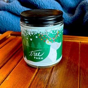 Bath & Body Works 7 oz jar candle - Tree Farm